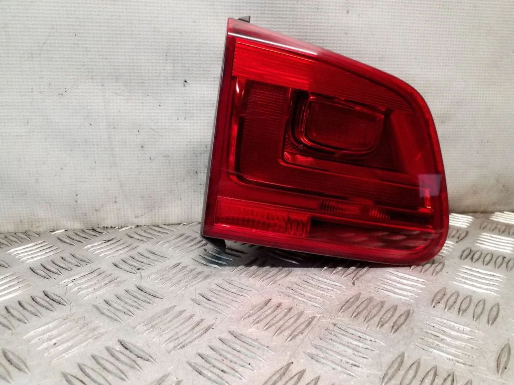 Tailgate rear/tail lights – left