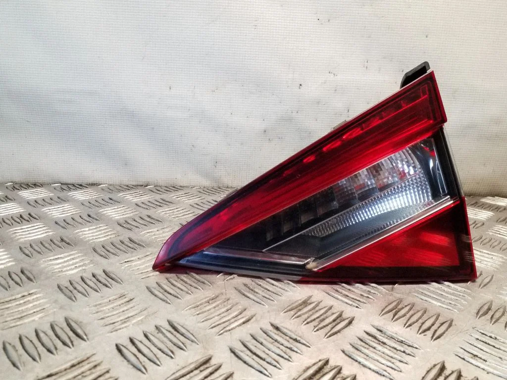 Tailgate rear/tail lights 3V5945308D
