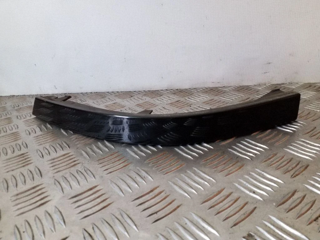Rear/tail light trim molding 71155446