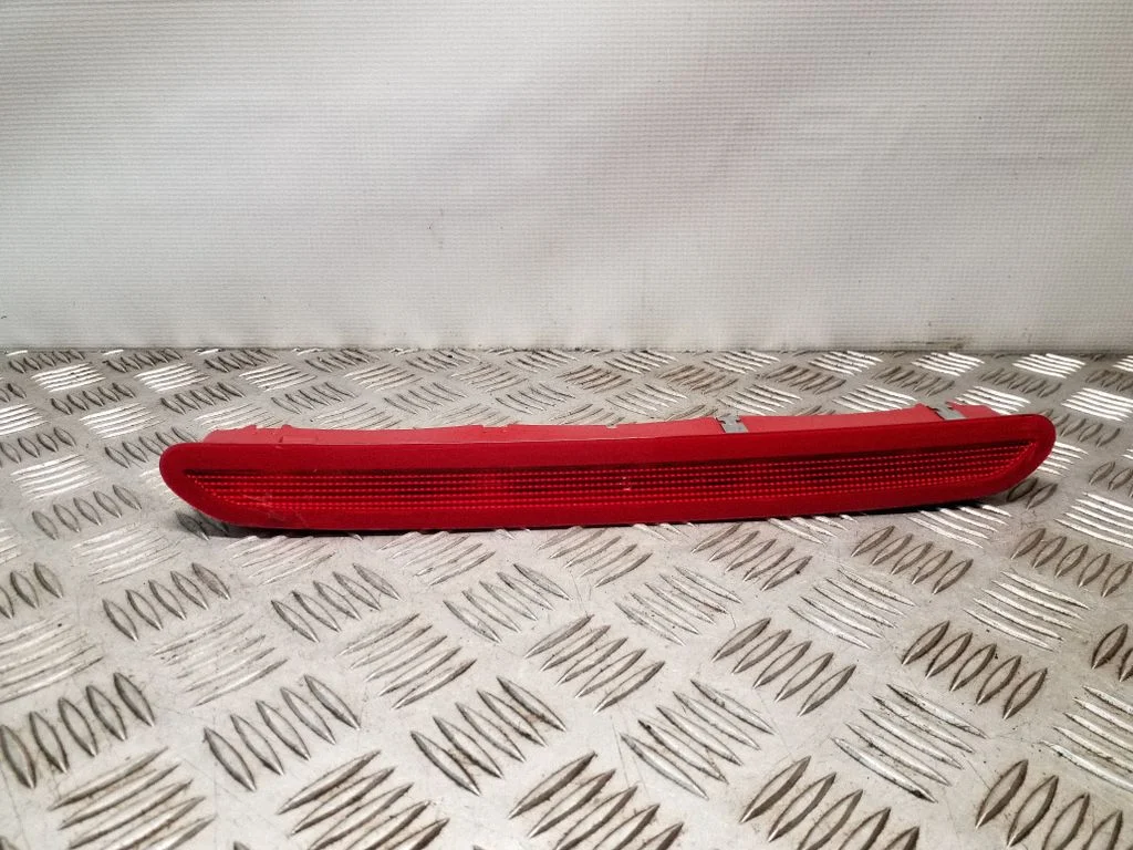 Papildu stopgaismas lukturis 1K6945097A