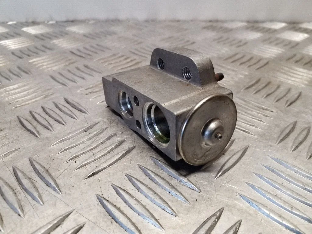 Air conditioning (A/C) expansion valve Y7556002