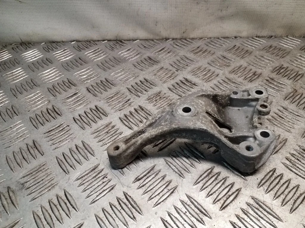 A/C compressor mount bracket V758078180