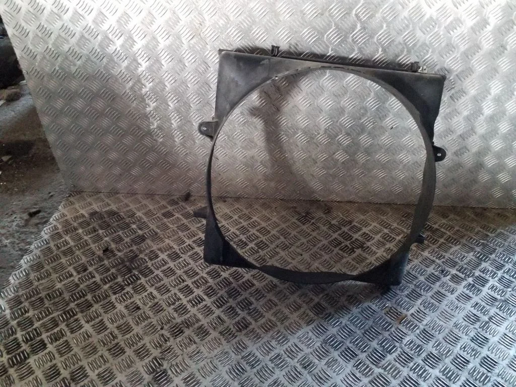 Radiator cooling fan shroud