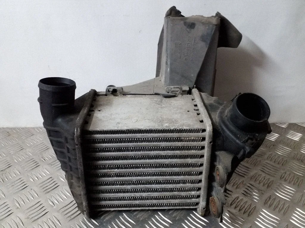 Vahejahuti radiaator
