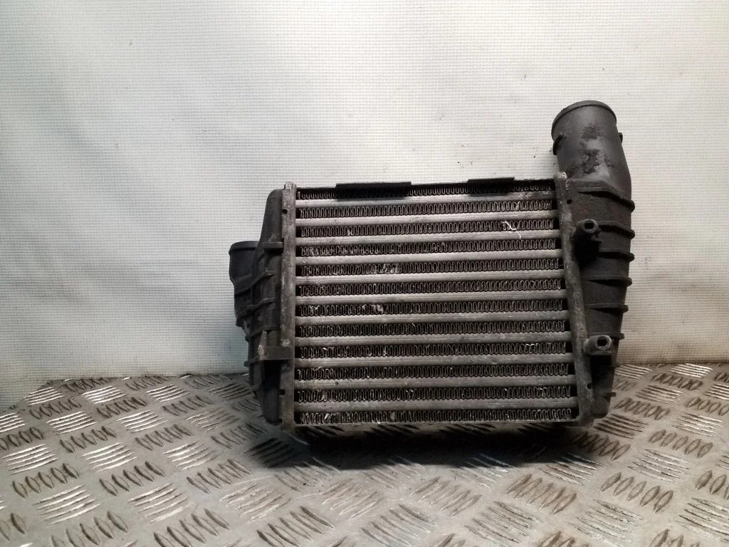 Starpdzesētāja (interkūlera) radiators – Volkswagen Passat B5 (1997-2000)