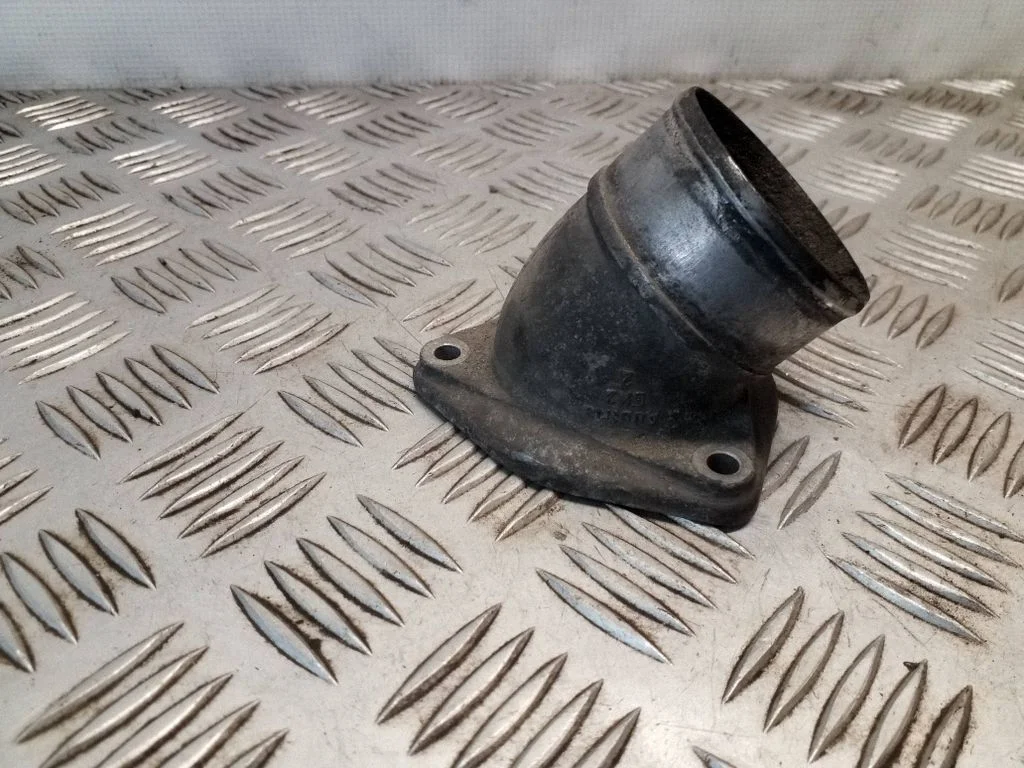 Vahejahuti voolik (-ud)/ toru (-d) 046129637B
