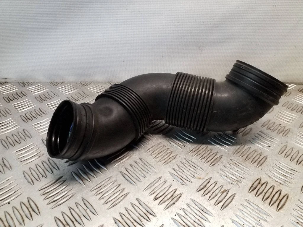 Õhu sisselaske voolik (-ud)/ toru (-d) 3C0129654M