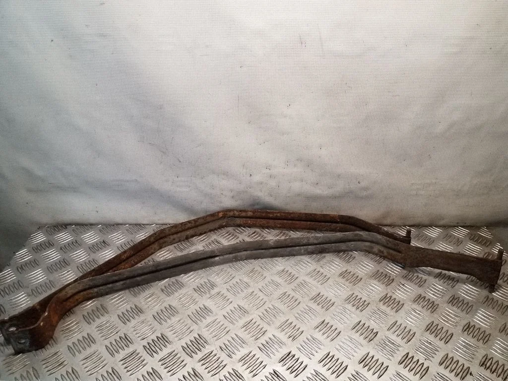 Fuel tank mounting bracket