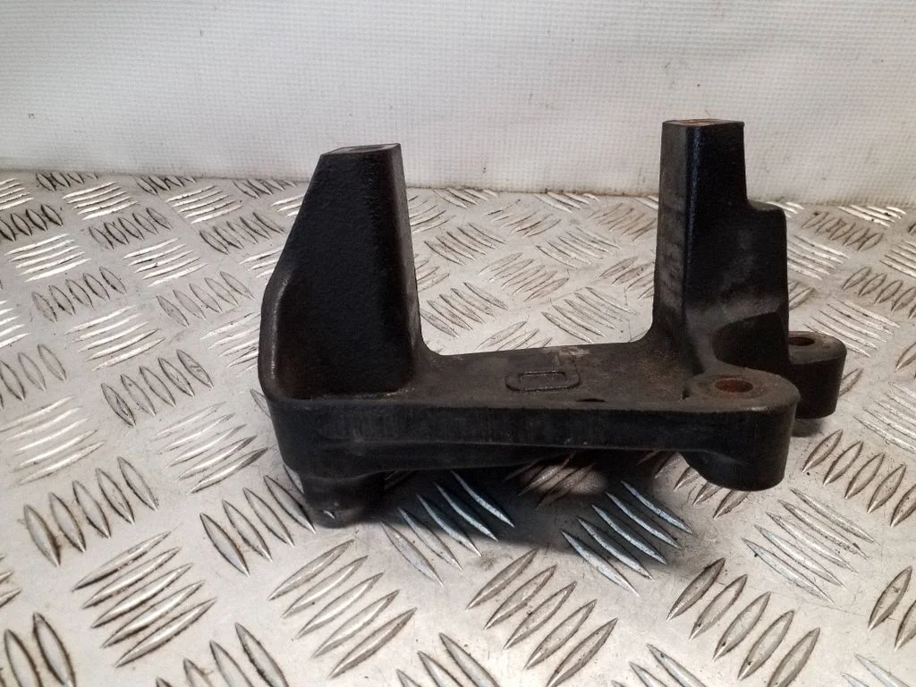 Engine mounting bracket 1498434080