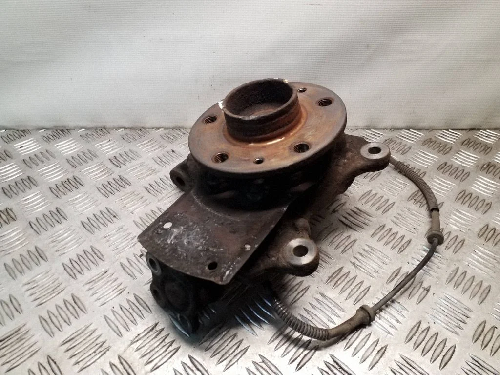 Front wheel hub – right