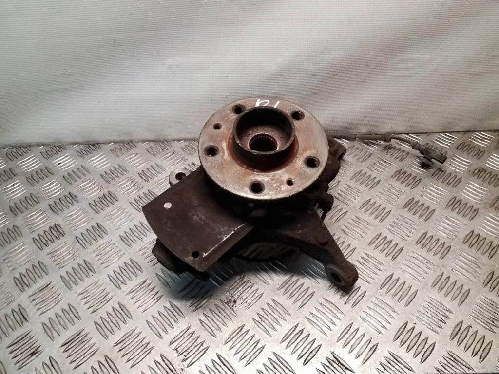 Front wheel hub – left