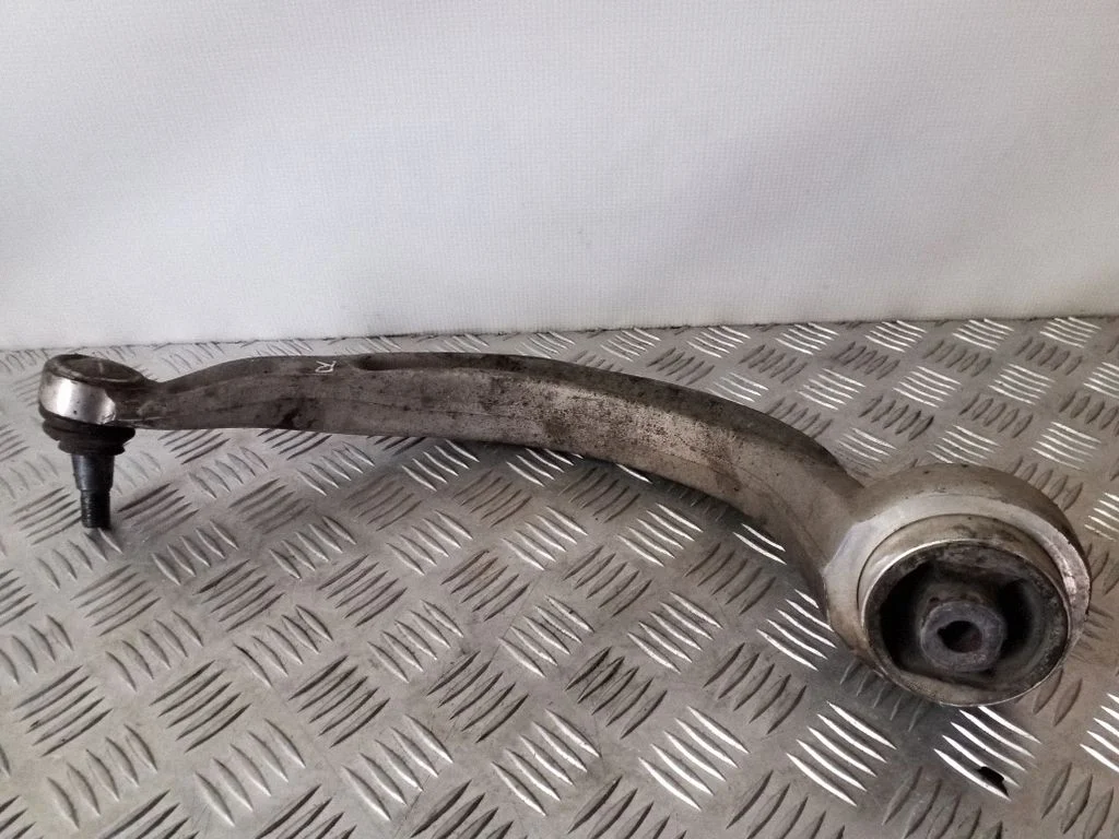 Front control arm – left