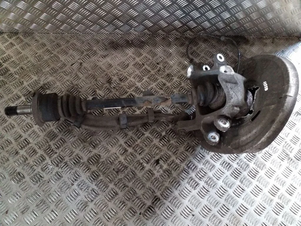 Rear wheel hub spindle/knuckle – left