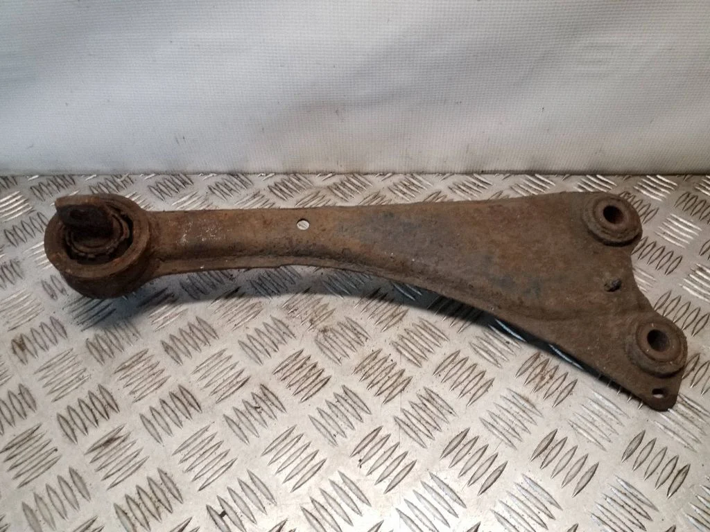 Rear control arm – right