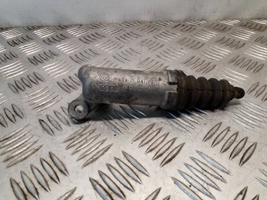 Clutch slave cylinder – Audi A6 S6 C4 4A (1994-1997)