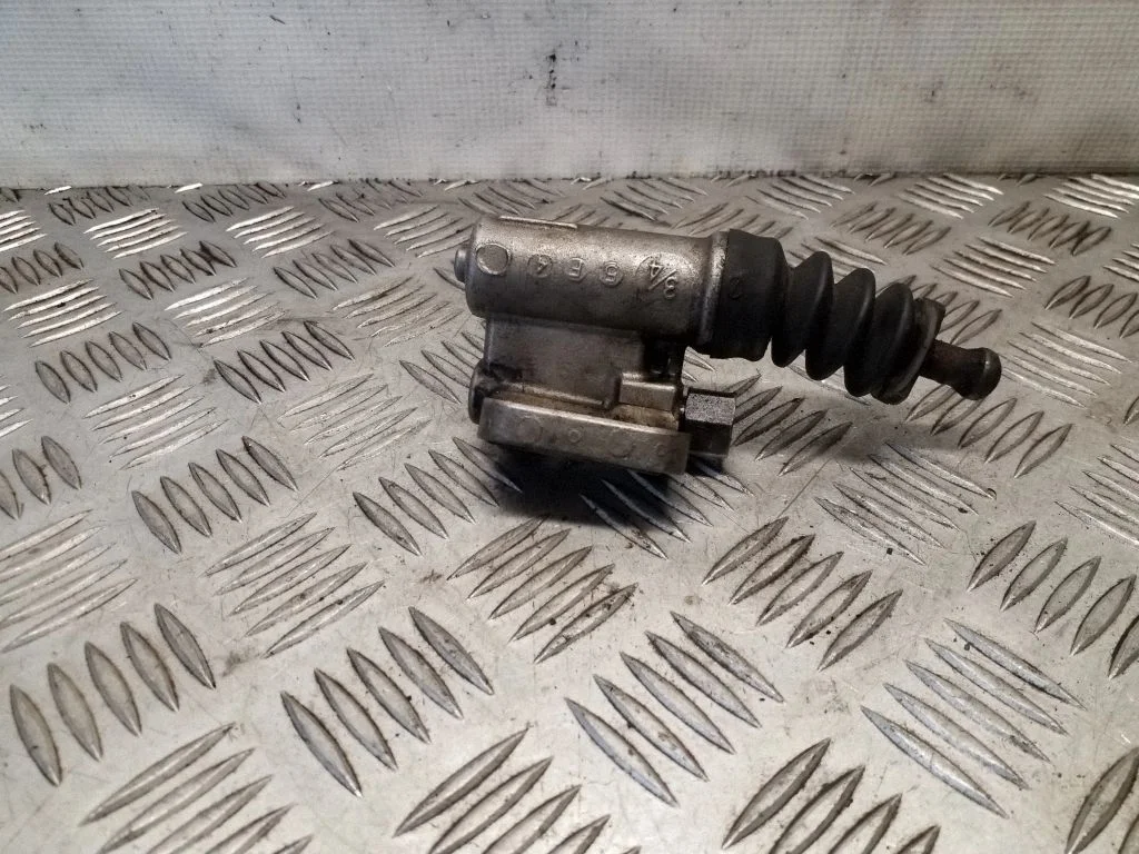 Clutch slave cylinder