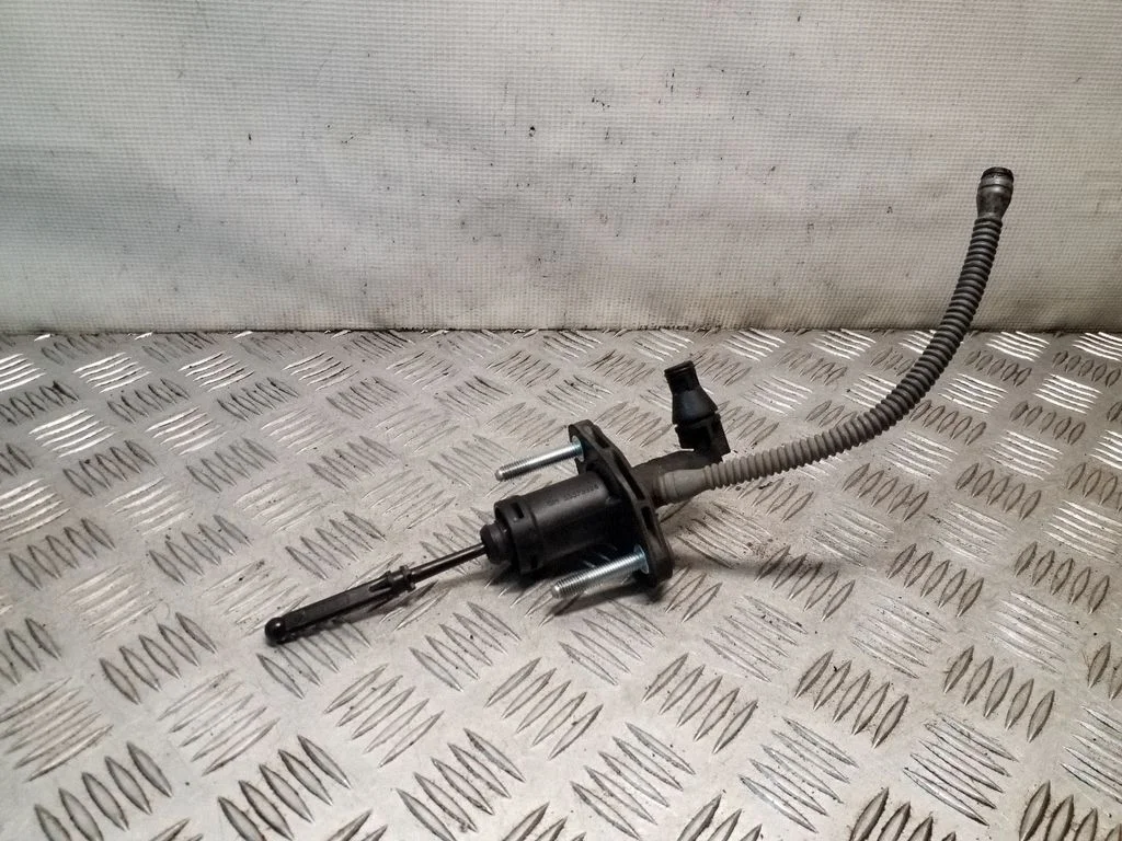 Clutch master cylinder 55579998