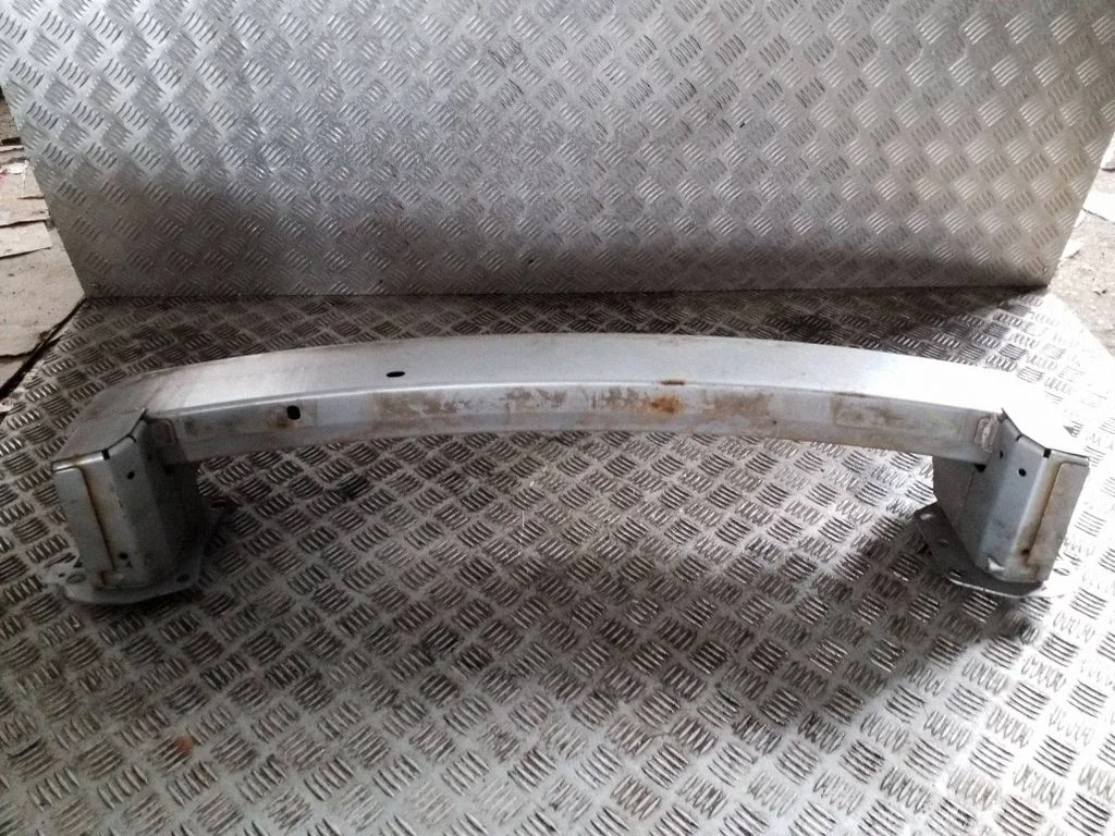 Priekšējā bampera šķērssija 05303761AC