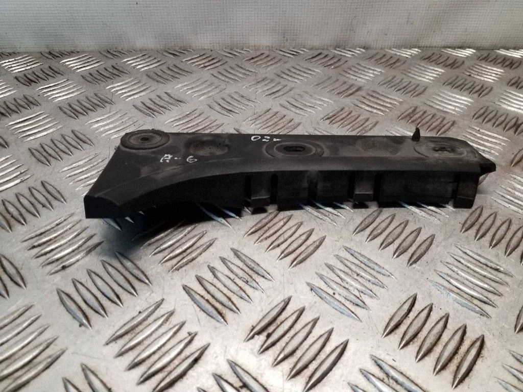 Esistange kinnitusklamber – Audi A6 Allroad C5 (1999-2005)
