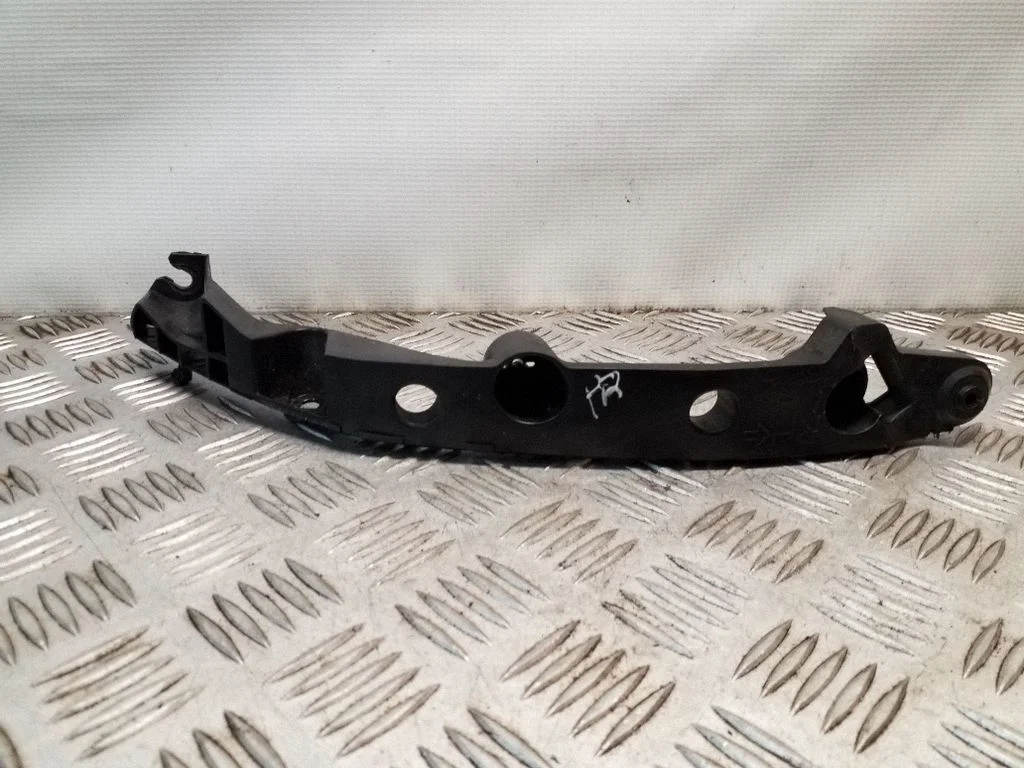 Wspornik zderzaka przedniego 62222BA60A