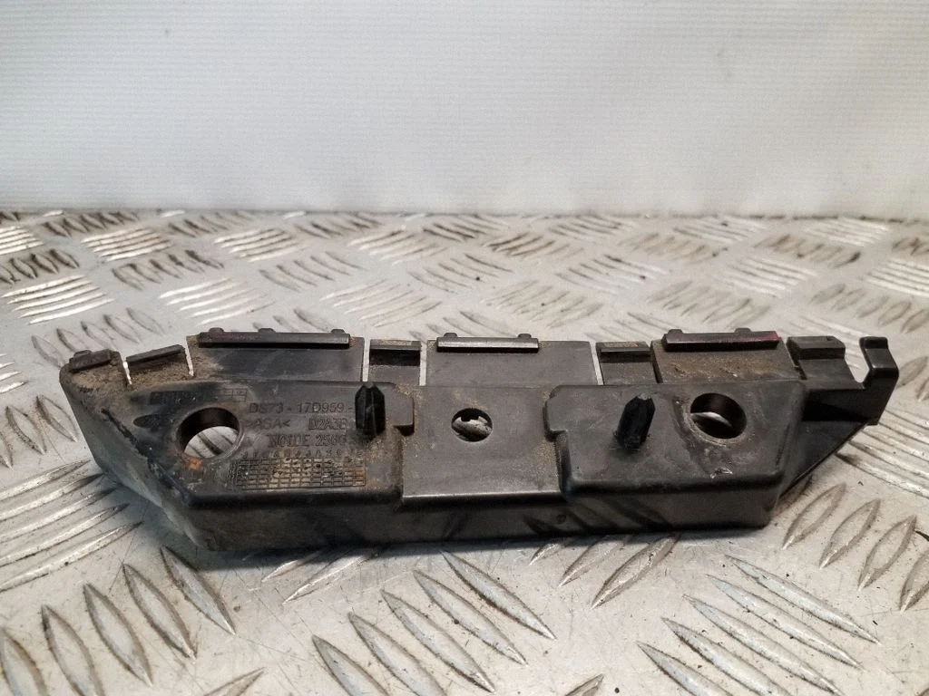 Front bumper mounting bracket DS7317D959B
