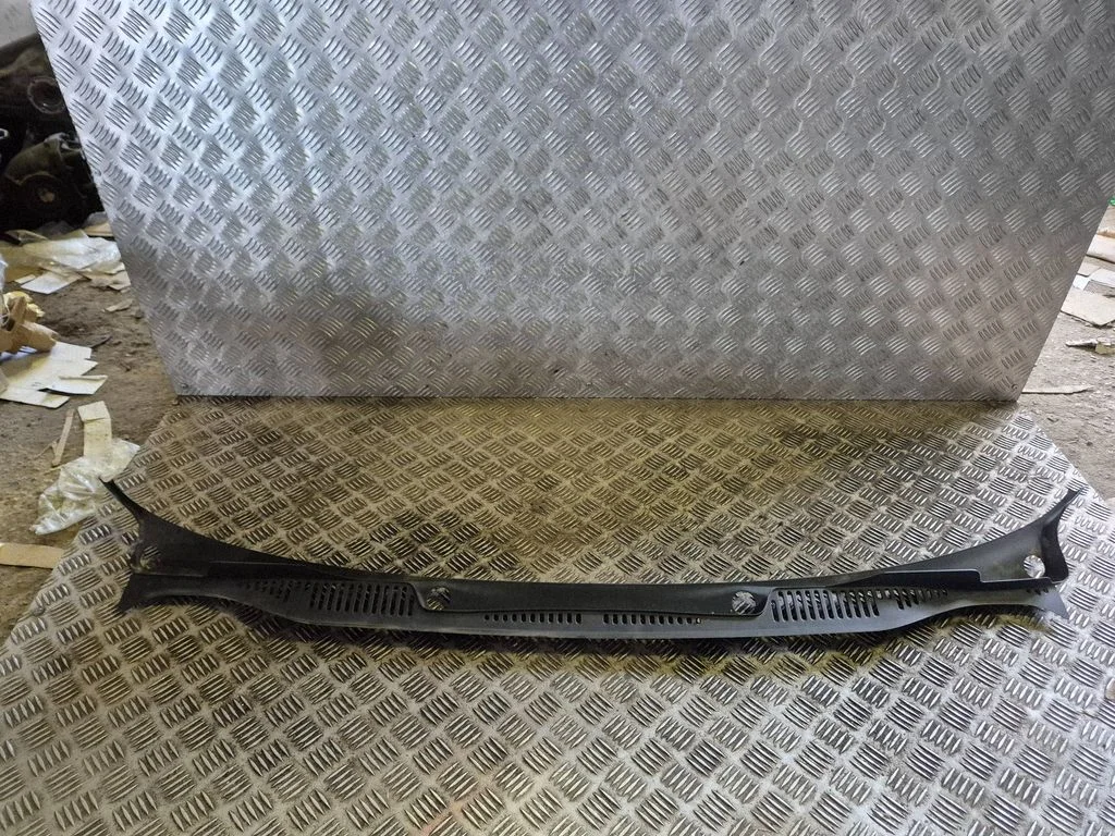 Wiper trim – Volkswagen Touran II (2010-2016)
