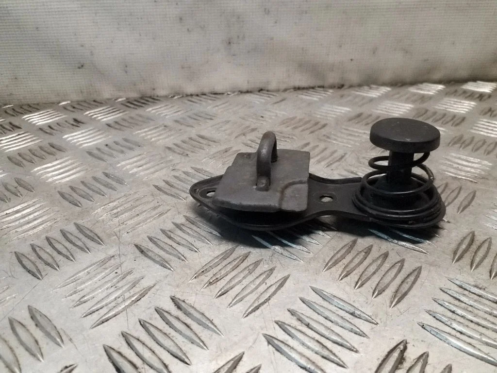 Kilpa variklio dangčio spynos