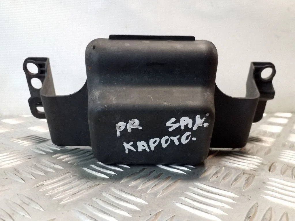 Apdaila variklio dangčio spynos