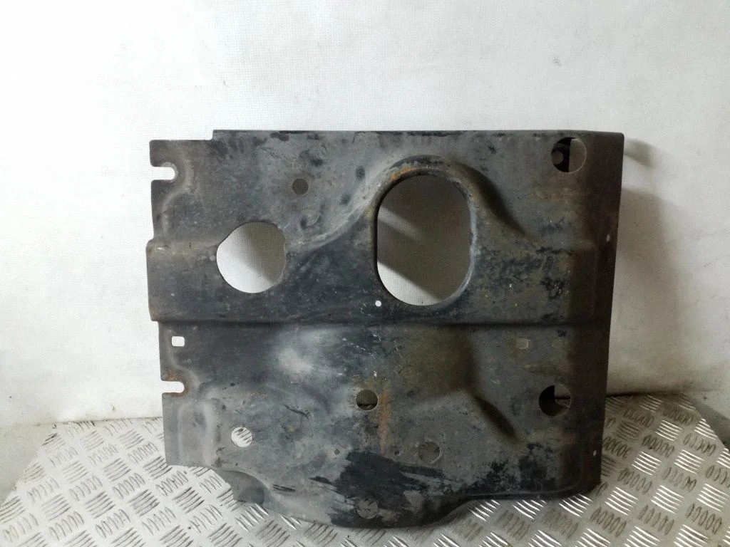 Engine splash shield/under tray 52129290AC