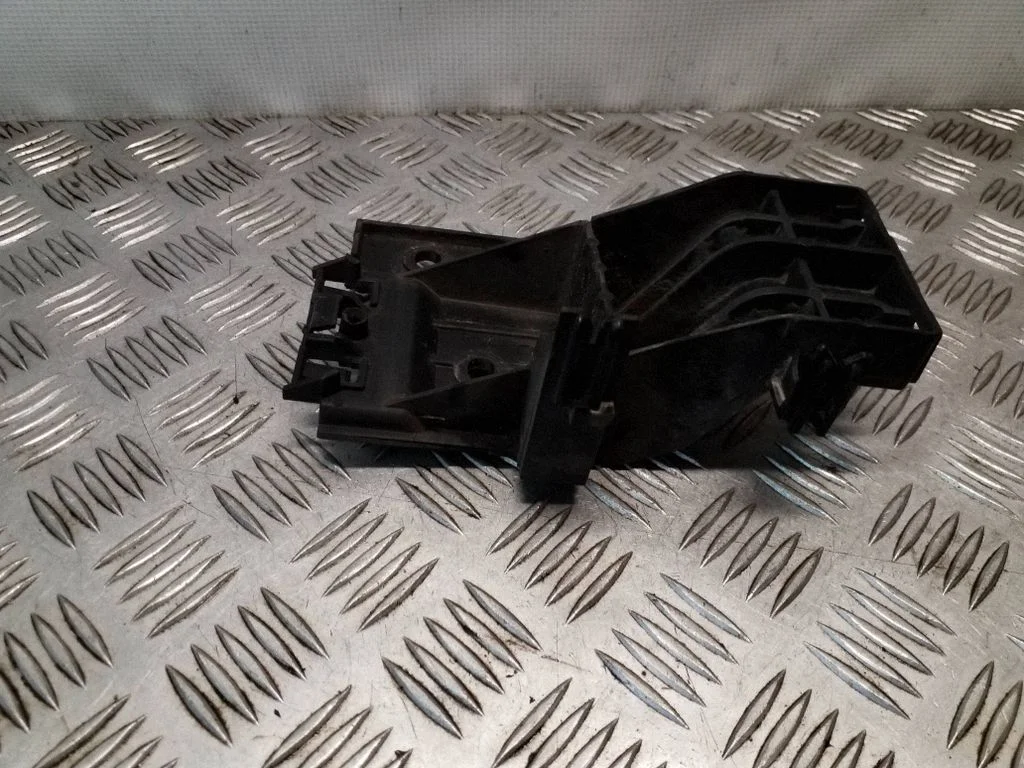 Rear bumper mounting bracket 1400114580