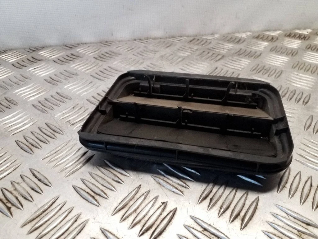Quarter panel pressure vent 9675506980