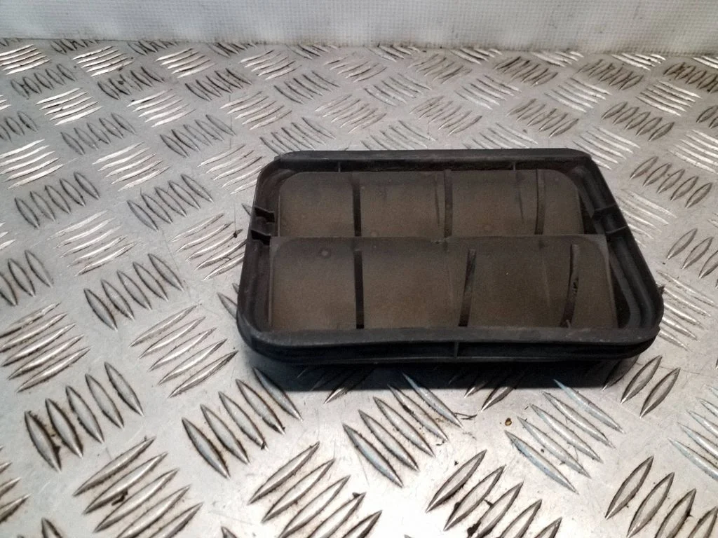 Quarter panel pressure vent 9675506980