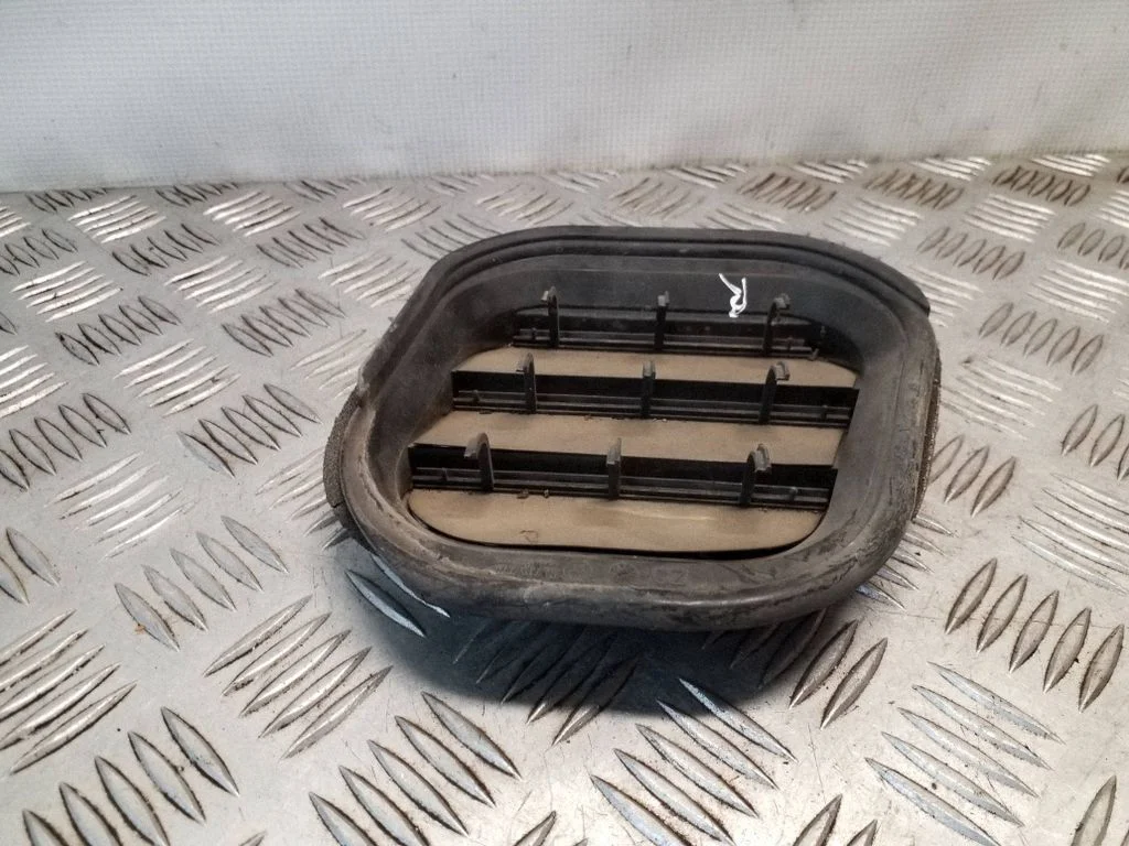 Ventilatsioonirest 1T0819466C