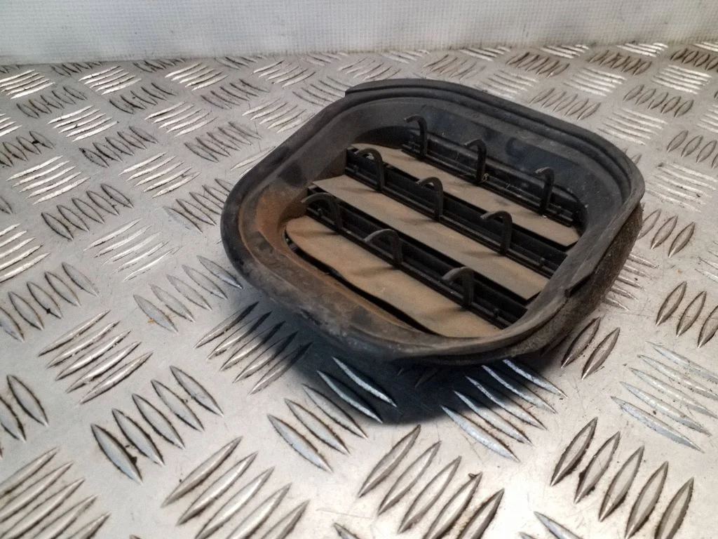 Ventilatsioonirest 1T0819466C
