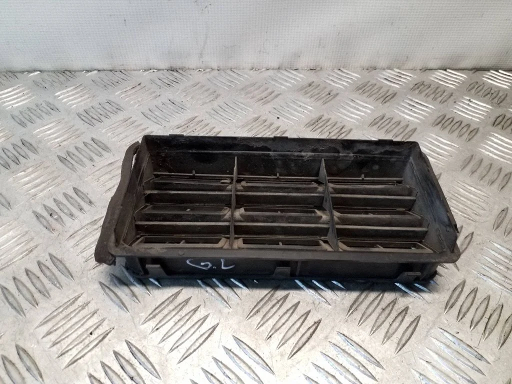 Quarter panel pressure vent