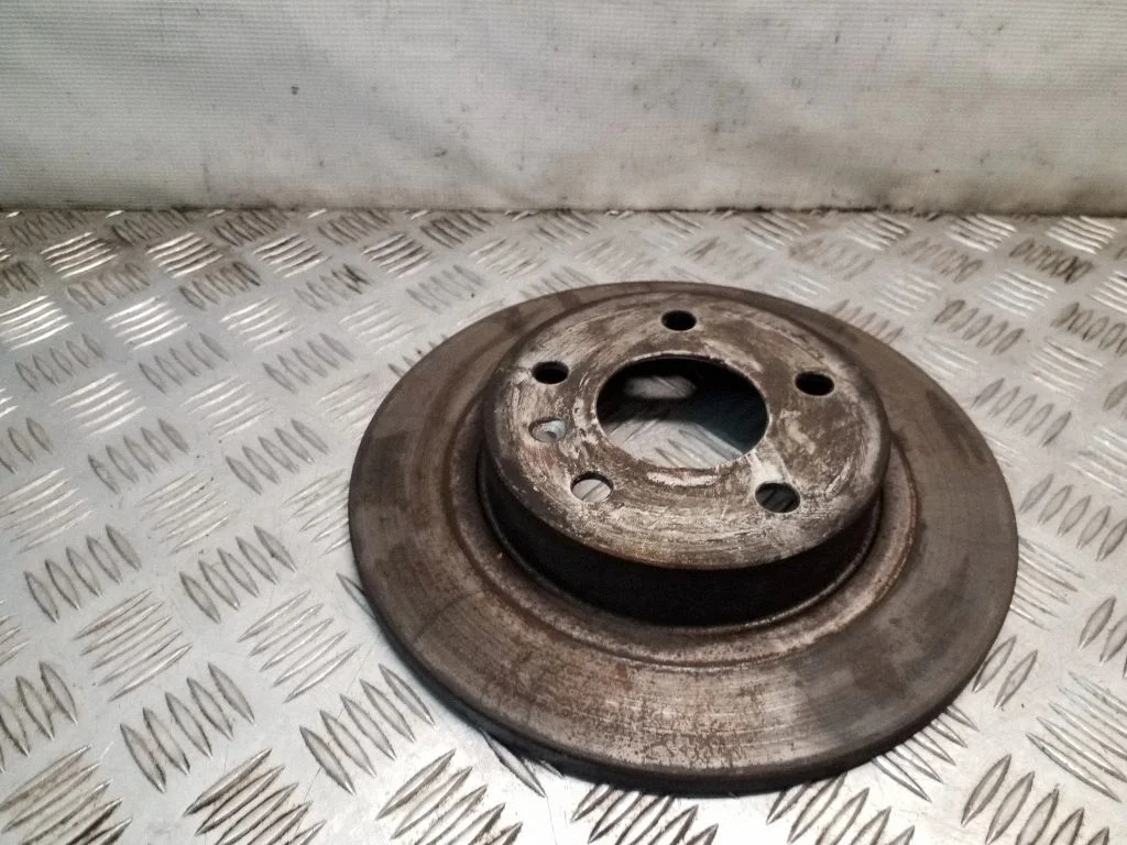 Aizmugurējais bremžu disks – kreisā