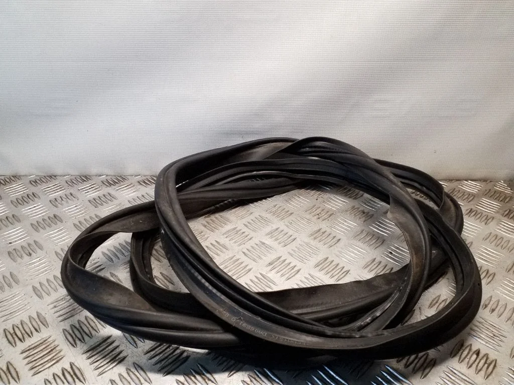 Bagāžnieka blīvgumija (uz virsbūves) 8X4827705