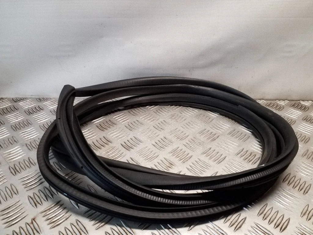 Front door rubber seal – right