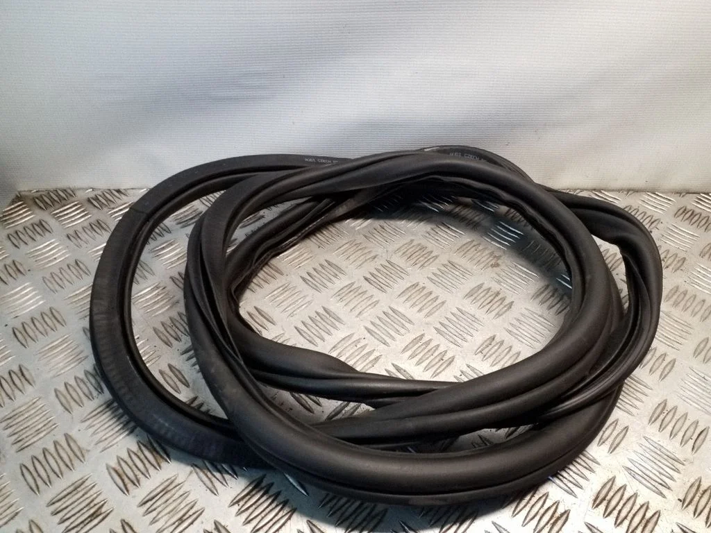 Priekšējo durvju blīvgumija (uz virsbūves) 8X4831722B