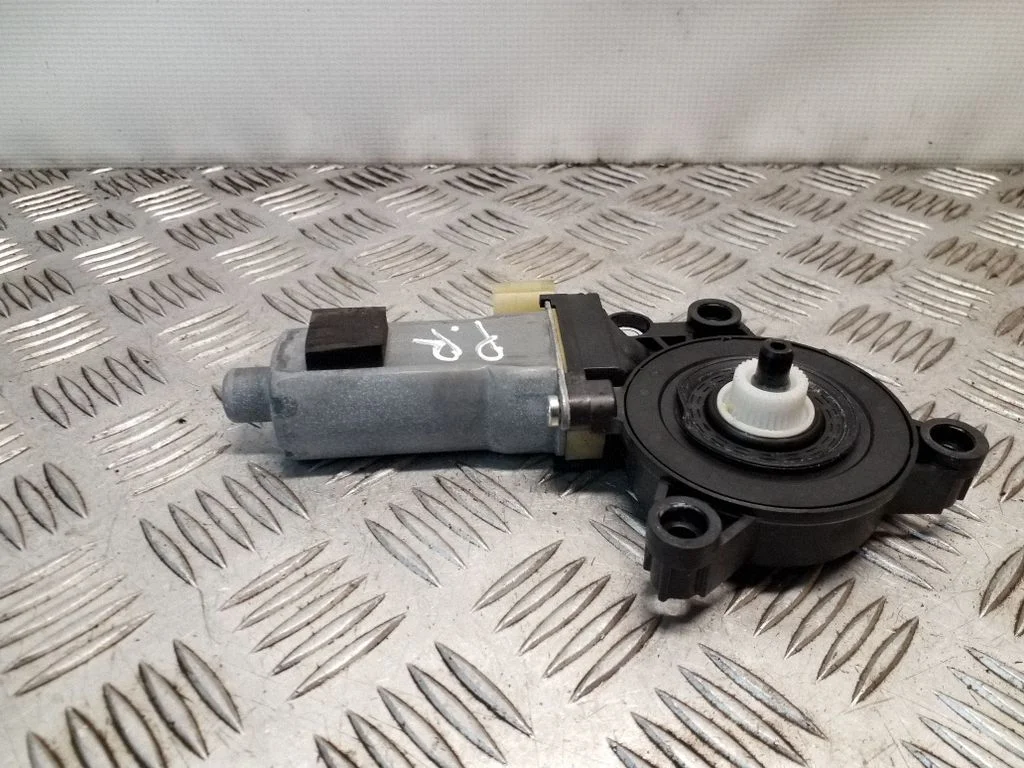 Priekšējā loga pacēlāja motoriņš 824602P000