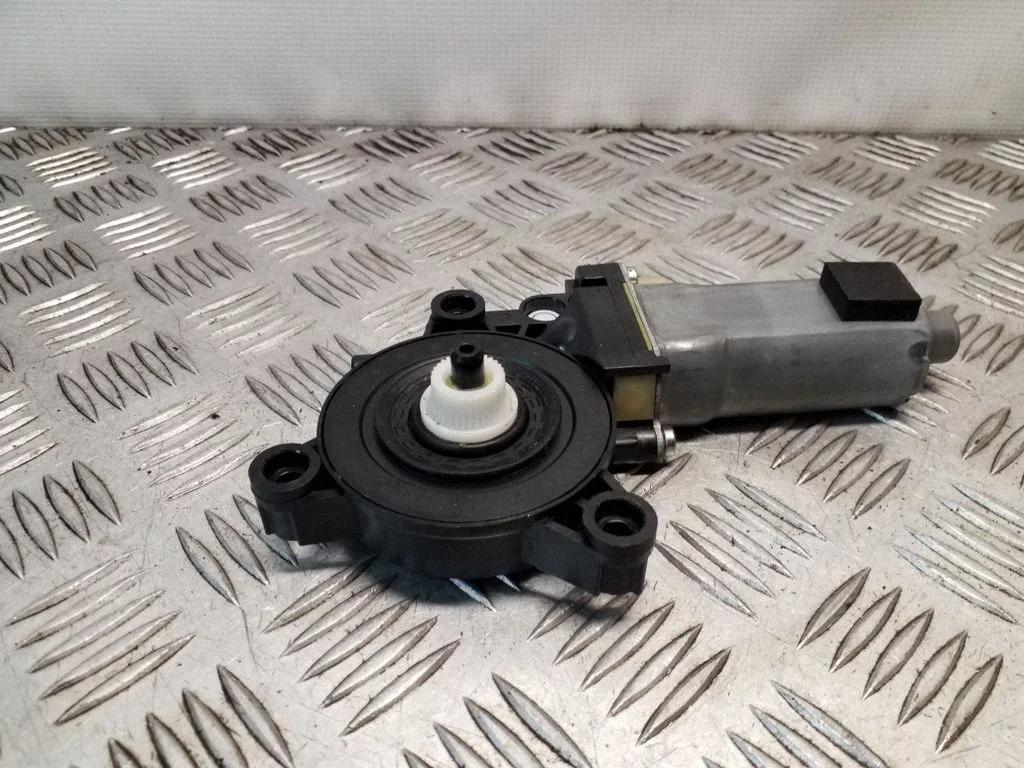Priekšējā loga pacēlāja motoriņš 824502P000