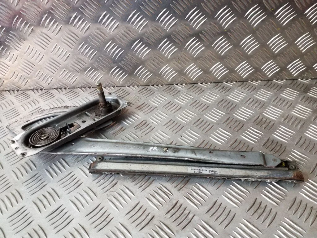 Mechaninis priekinio lango pakėlimo mechanizmas