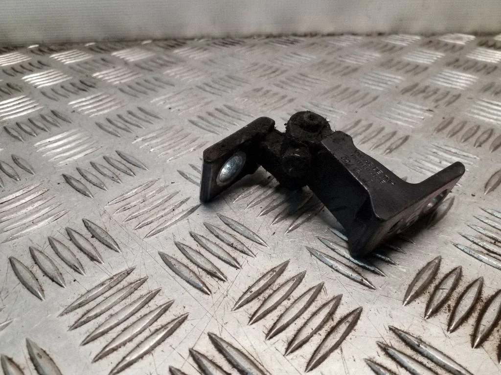 Aizmugurējā augšējā eņģe 8K0831402E