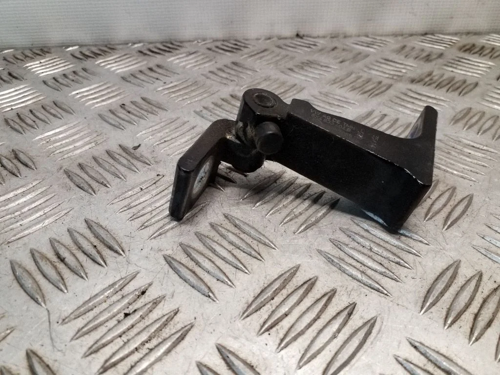 Aizmugurējā apakšējā eņģe 8X4833404B
