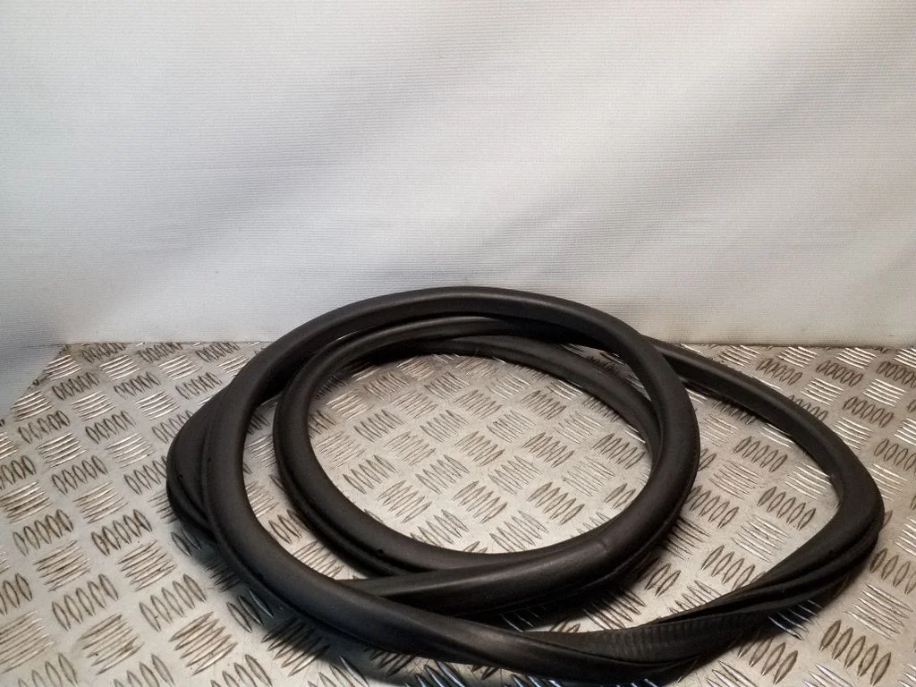 Front door rubber seal – right