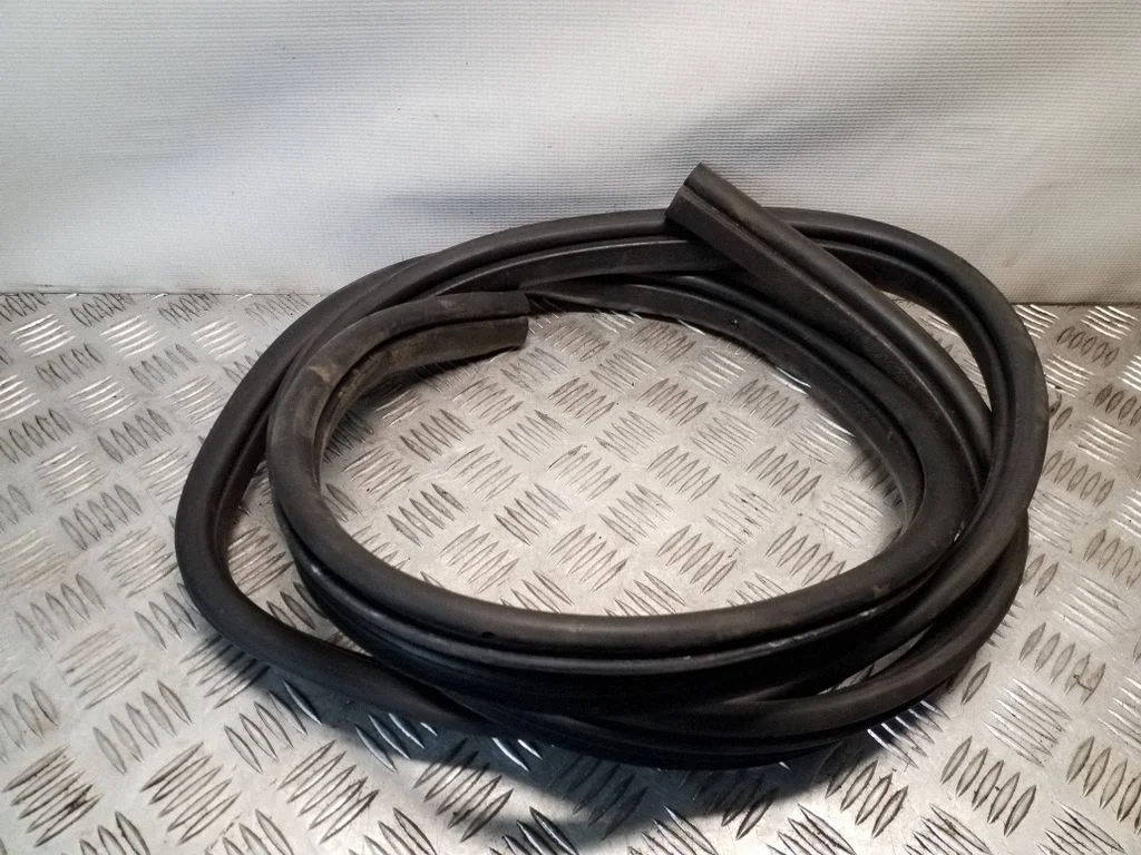 Tagaukse tihend (kere pool) – vasak