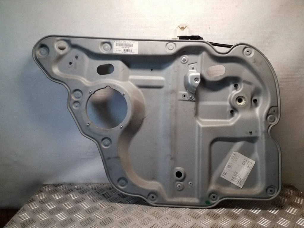 Rear window lifting mechanism without motor – Volkswagen Touran II (2010-2016)