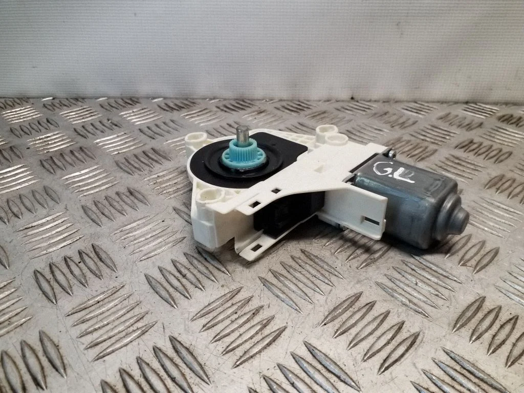 Aizmugurējā loga pacēlāja motoriņš 8K0959811A