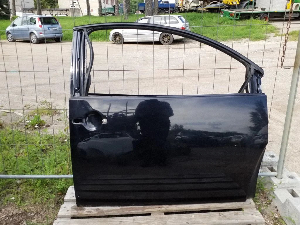Priekšējās durvis (kupejai) – labā