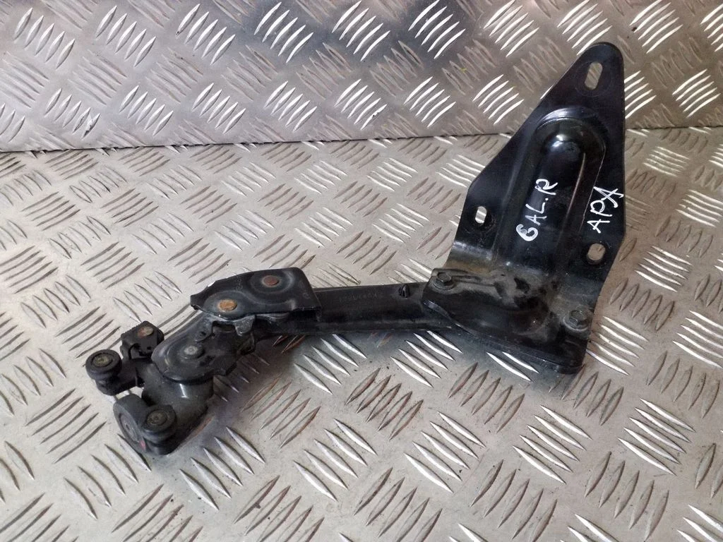 Sliding door lower roller guide/hinge 04717752AB